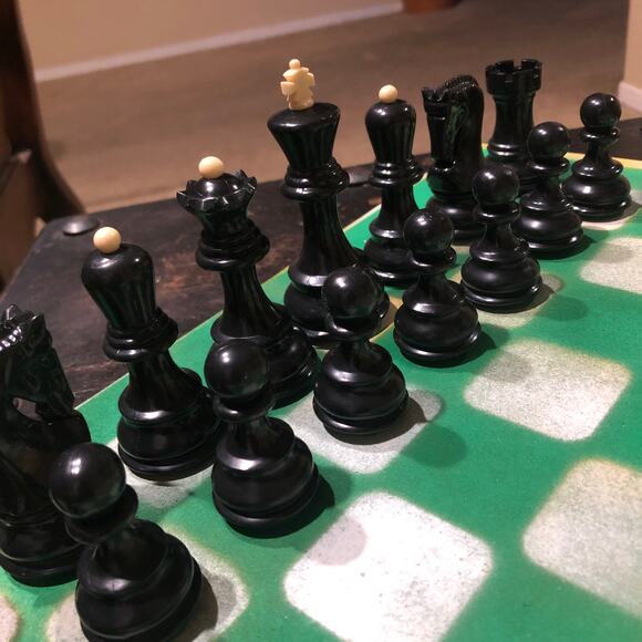 Large Painted Chess Set - Green & White - Picture 5 of 9
